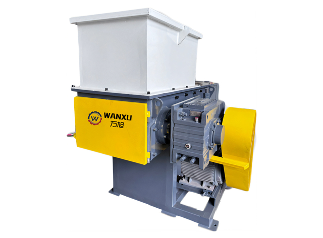 Single-shaft shredder for recycling waste plastics